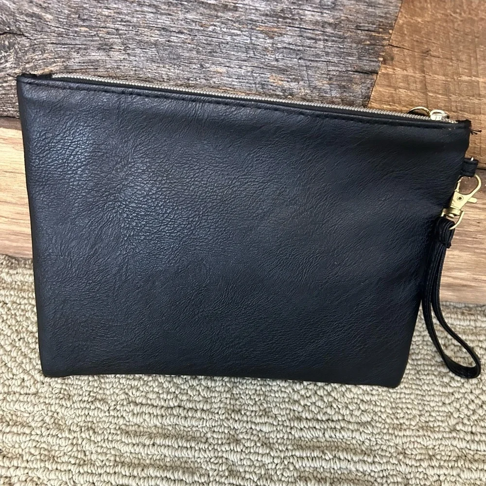 Liz Claiborne Black Charging Wrislet Clutch w/ built in power bank - Picture 8 of 9